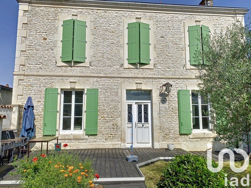 Maison de village 7 pièces de 202 m² à Sainte-Soulle (17220)