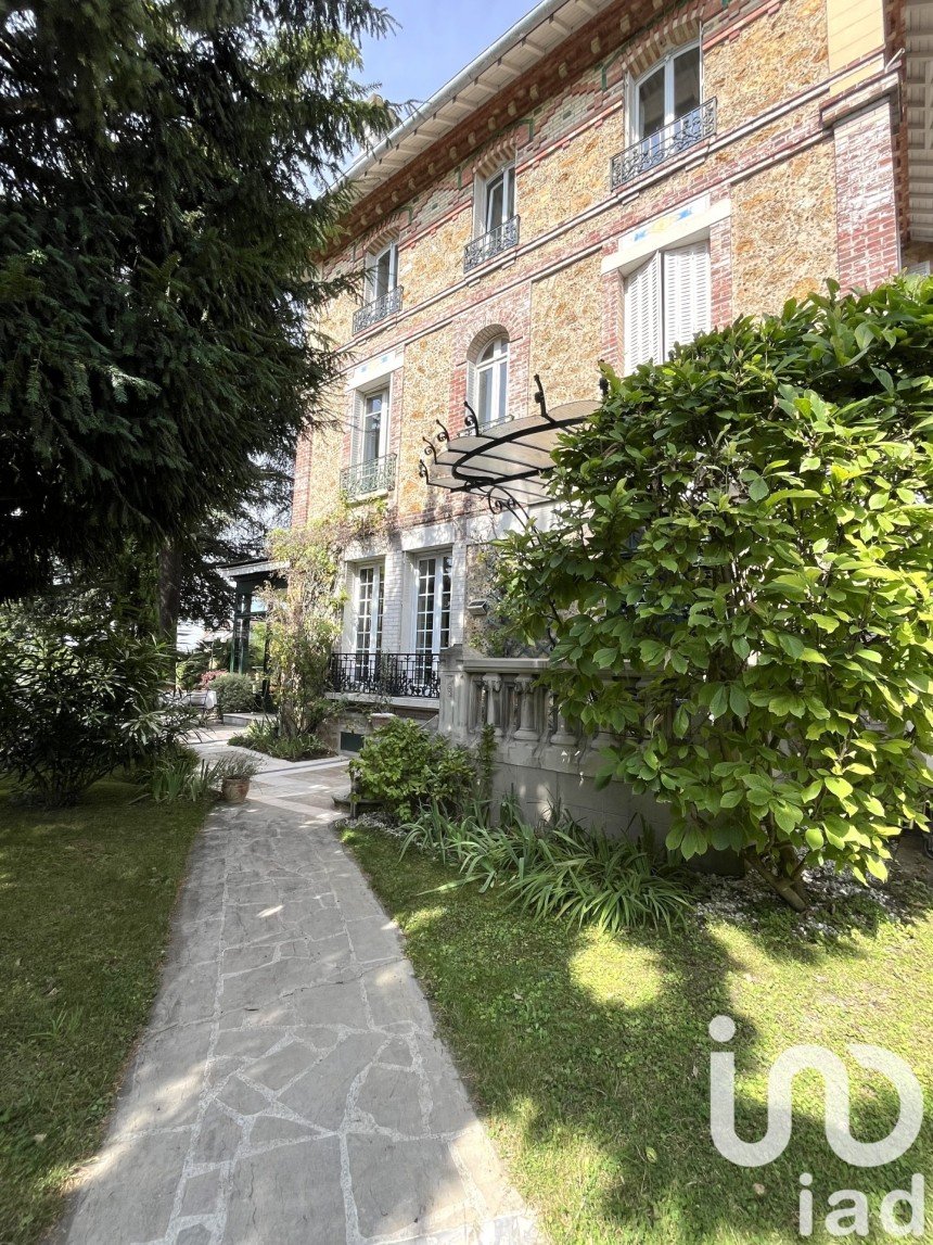 House 6 rooms of 200 m² in Sucy-en-Brie (94370)