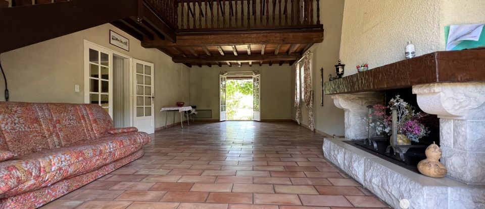 Traditional house 8 rooms of 200 m² in Arveyres (33500)