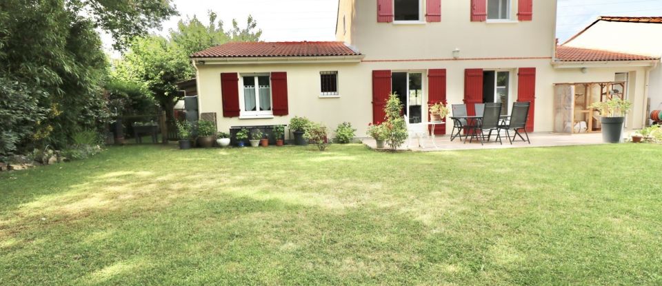 House 6 rooms of 130 m² in Rezé (44400)