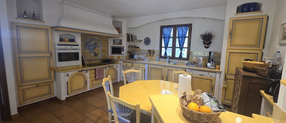 Traditional house 8 rooms of 234 m² in Saint-Paul-en-Forêt (83440)