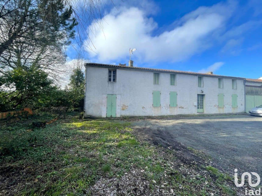 House 5 rooms of 176 m² in Saint-Hippolyte (17430)