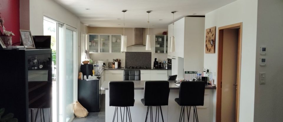 Maison 7 pièces de 180 m² à Saint-Médard-de-Guizières (33230)