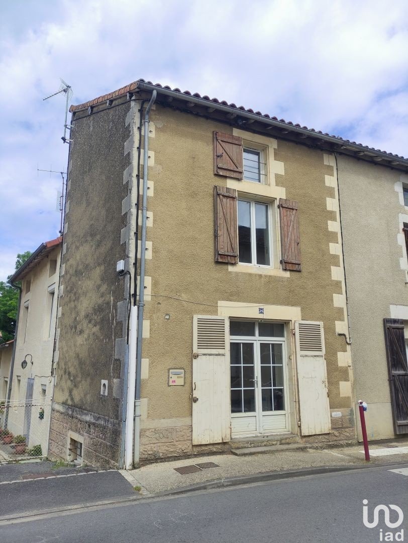 House 3 rooms of 48 m² in Lussac-les-Châteaux (86320)