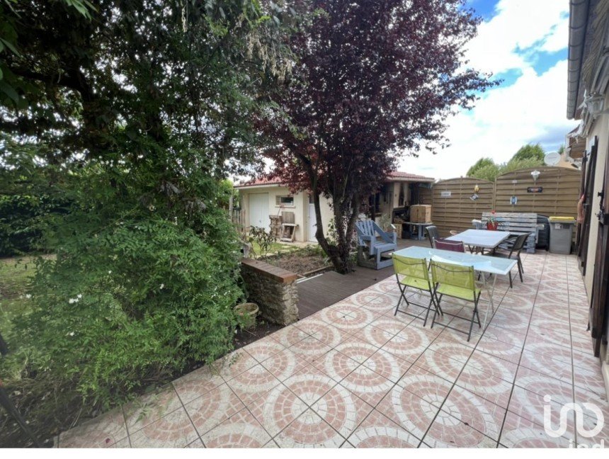 House 4 rooms of 92 m² in Savigny-le-Temple (77176)