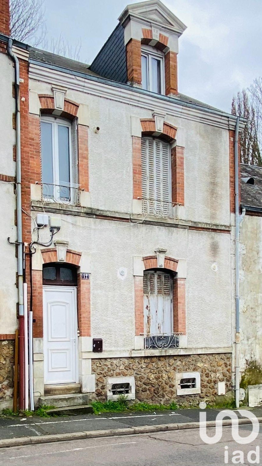 Building in Gien (45500) of 165 m²