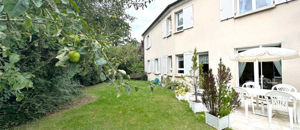 Traditional house 8 rooms of 206 m² in Saint-Nom-la-Bretèche (78860)