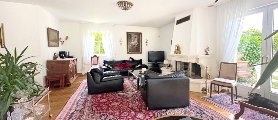 Traditional house 8 rooms of 206 m² in Saint-Nom-la-Bretèche (78860)