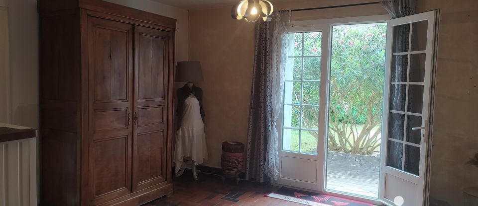 Country house 5 rooms of 112 m² in Saint-Romain-de-Benet (17600)