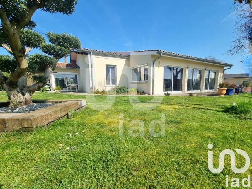 Traditional house 6 rooms of 187 m² in Moulis-en-Médoc (33480)