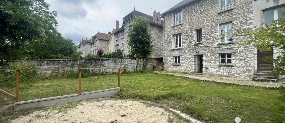 Maison 6 pièces de 130 m² à Saint-Pierre-lès-Nemours (77140)