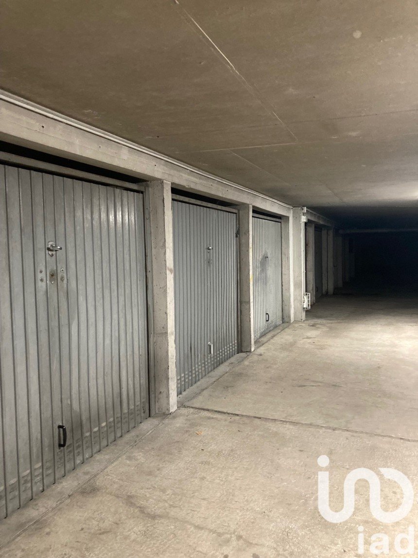 Parking/garage/box de 20 m² à Montreuil (93100)