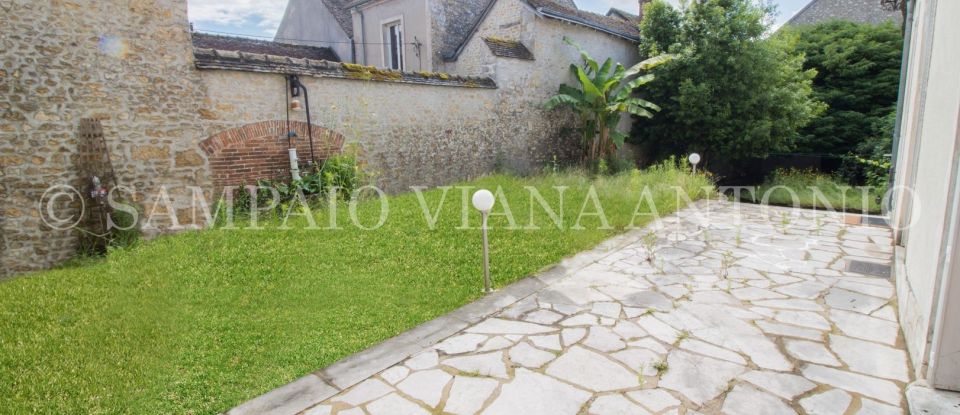 House 9 rooms of 230 m² in Puiseaux (45390)