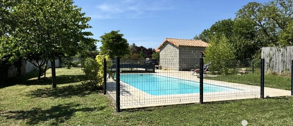 Maison traditionnelle 10 pièces de 280 m² à Courcôme (16240)