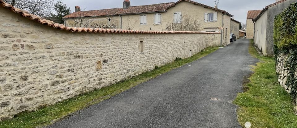 Maison traditionnelle 10 pièces de 280 m² à Courcôme (16240)