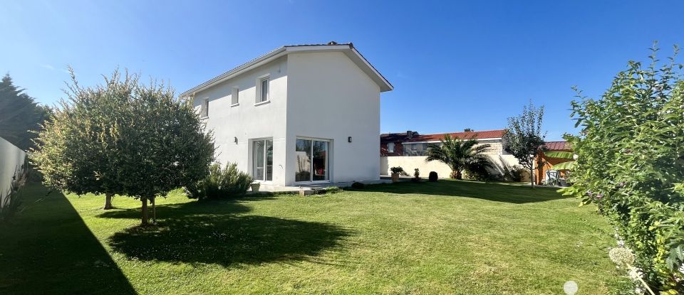 Traditional house 7 rooms of 130 m² in Ambarès-et-Lagrave (33440)