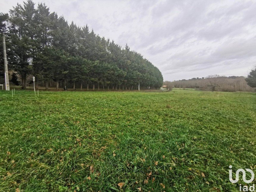 Land of 950 m² in Saint-Martin-du-Bois (33910)