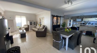 House 8 rooms of 213 m² in Jardres (86800)