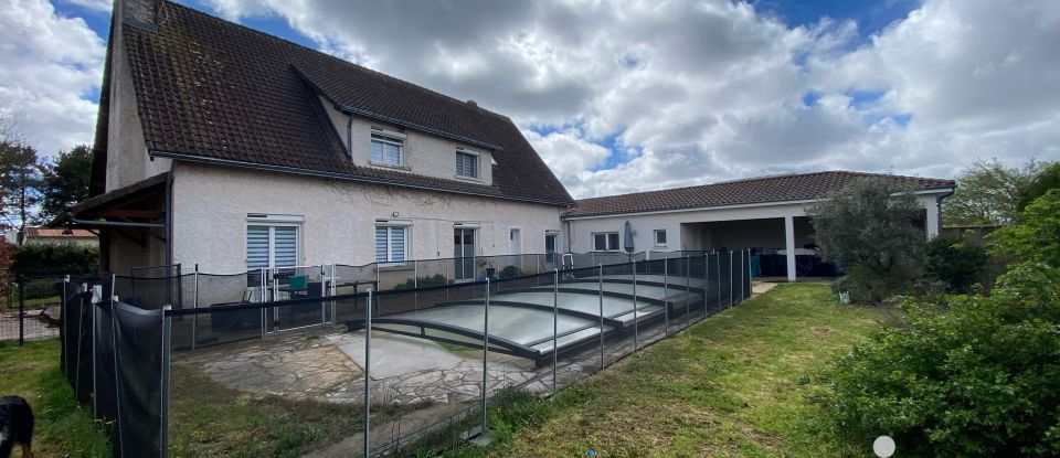 Maison 8 pièces de 213 m² à Jardres (86800)