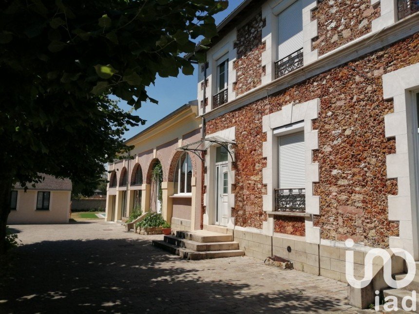 House 15 rooms of 305 m² in Chailly-en-Bière (77930)