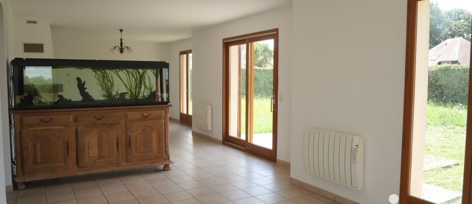 Traditional house 5 rooms of 138 m² in Aussevielle (64230)