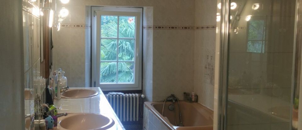 House 6 rooms of 243 m² in Fontaines-d'Ozillac (17500)