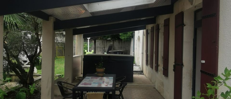 House 6 rooms of 243 m² in Fontaines-d'Ozillac (17500)