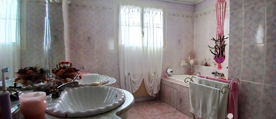 Traditional house 5 rooms of 137 m² in Moissac (82200)