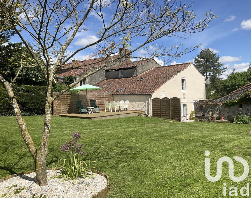 Maison traditionnelle 6 pièces de 163 m² à Mouilleron-Saint-Germain (85390)