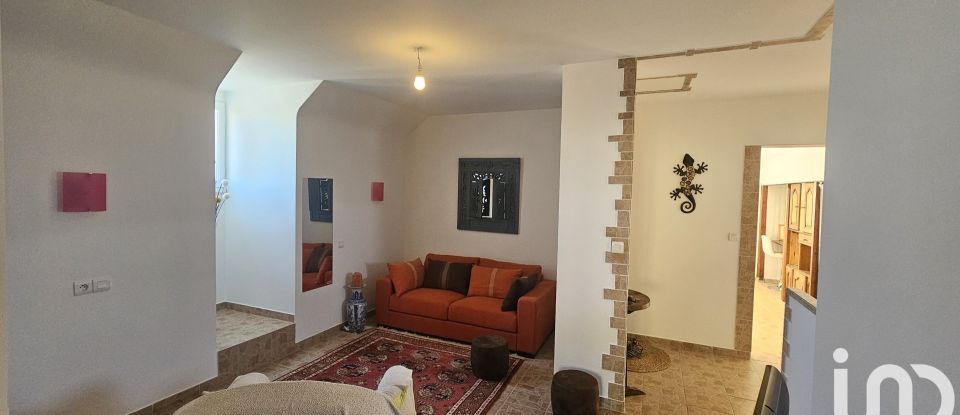 House 8 rooms of 240 m² in Carlat (15130)