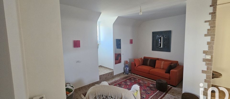 House 8 rooms of 240 m² in Carlat (15130)