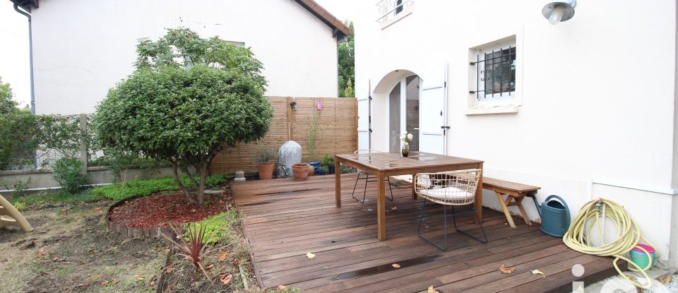 Traditional house 6 rooms of 120 m² in Houilles (78800)