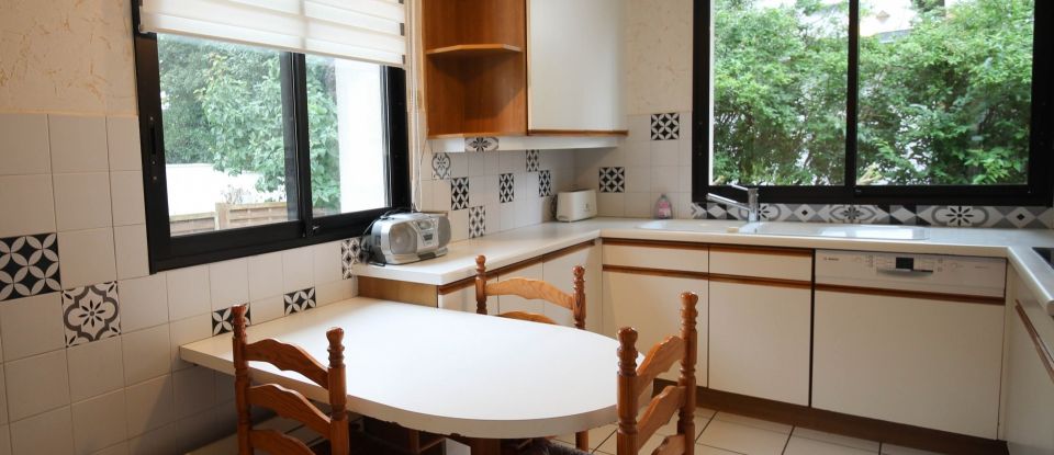 Traditional house 8 rooms of 160 m² in Meudon (92190)