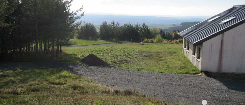 Bâtiment de 3 006 m² à Clavières (15320)