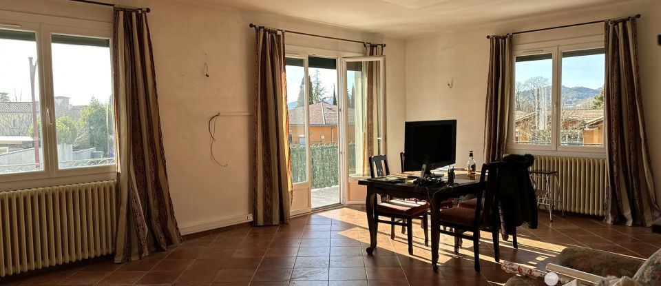 Maison 7 pièces de 215 m² à Oraison (04700)