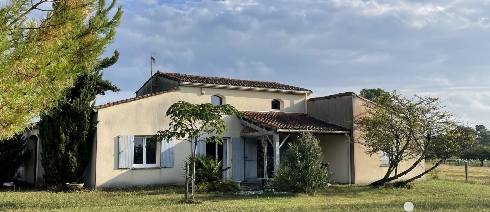 Traditional house 6 rooms of 158 m² in Jarnac-Champagne (17520)