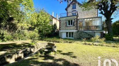 House 9 rooms of 163 m² in Saint-Leu-la-Forêt (95320)