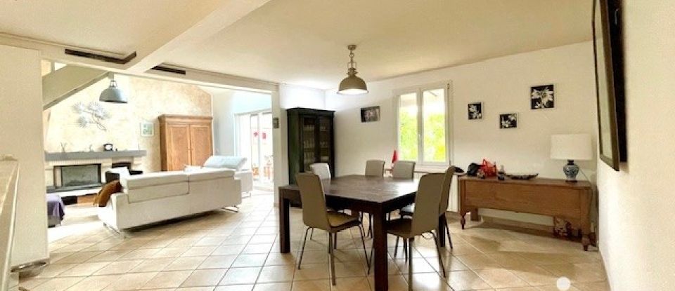 House 6 rooms of 176 m² in Claye-Souilly (77410)