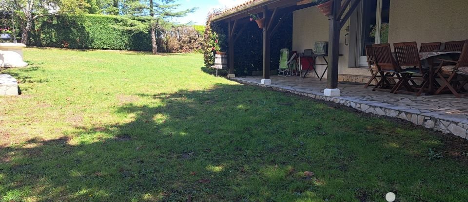 Traditional house 4 rooms of 96 m² in Touvérac (16360)