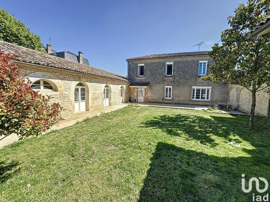 House 7 rooms of 240 m² in Rouillac (16170)