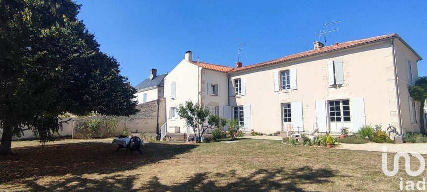 House 7 rooms of 218 m² in Doix lès Fontaines (85200)