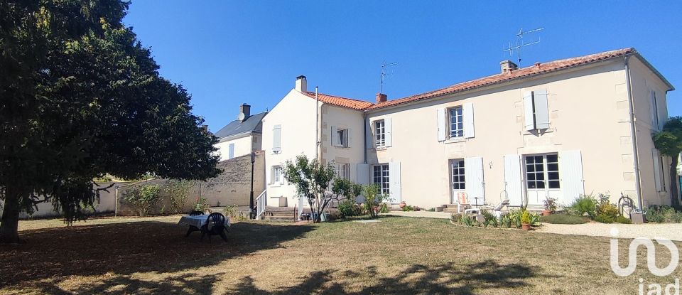 Maison 7 pièces de 218 m² à Doix lès Fontaines (85200)