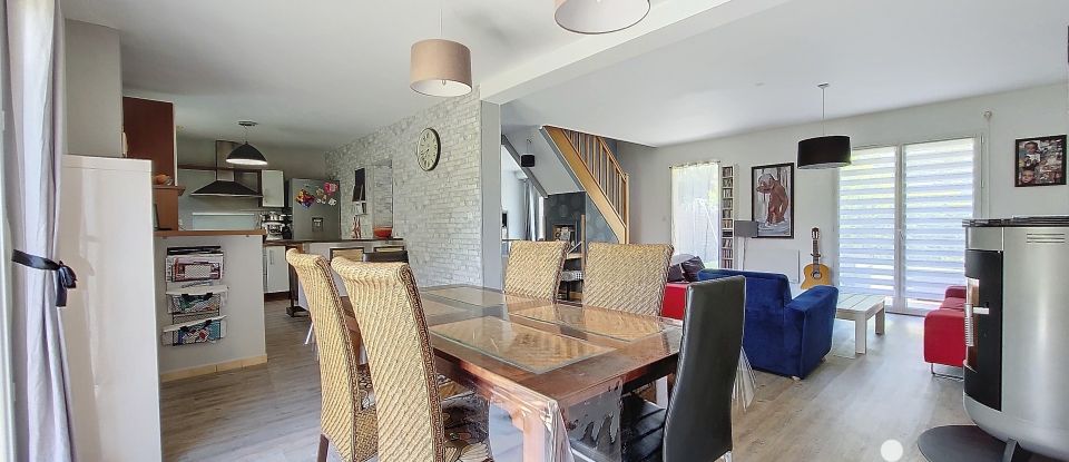 House 6 rooms of 140 m² in Chasné-sur-Illet (35250)