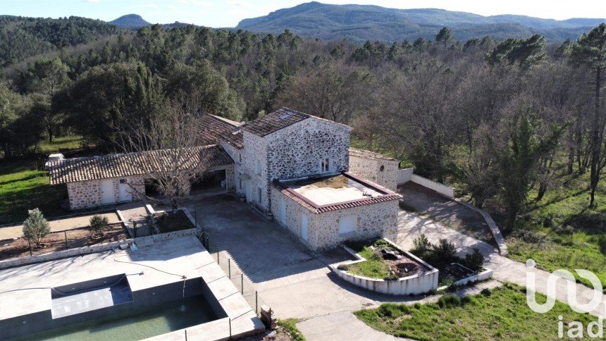 Maison de campagne 10 pièces de 214 m² à Saint-Paul-en-Forêt (83440)