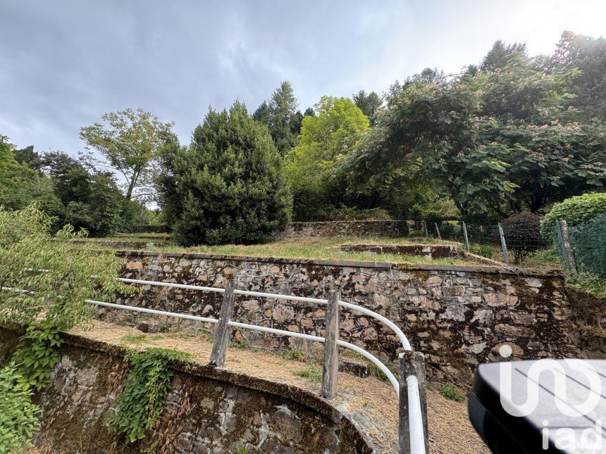 Traditional house 12 rooms of 256 m² in Forgès (19380)