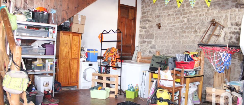 Maison 9 pièces de 130 m² à Pradelles (43420)