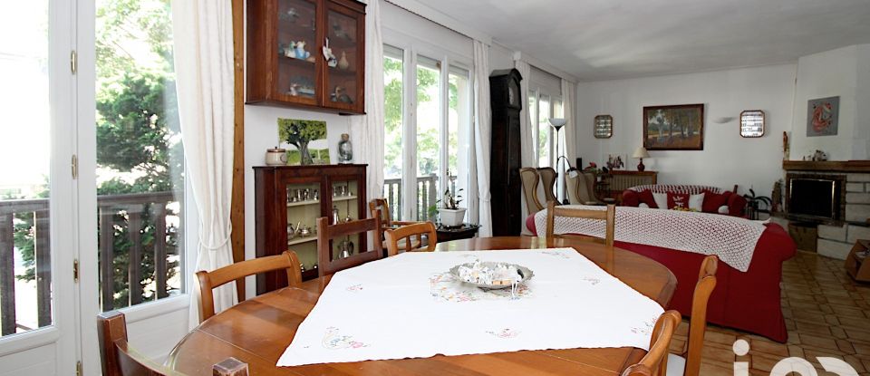 Traditional house 6 rooms of 135 m² in Maurepas (78310)