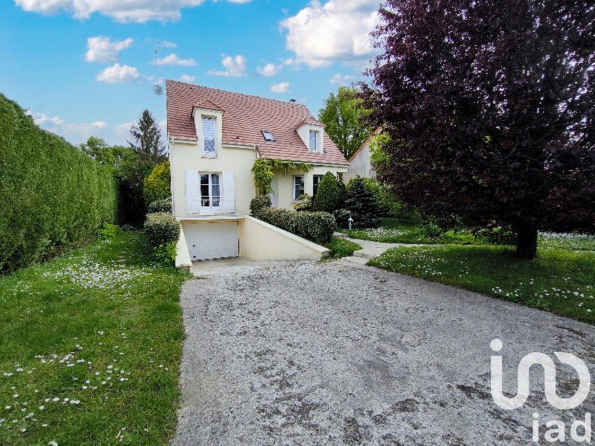 Traditional house 6 rooms of 140 m² in Villecresnes (94440)