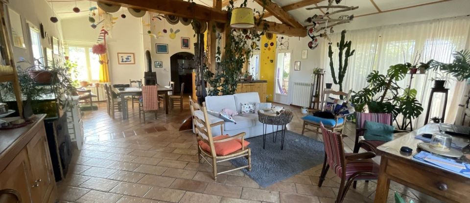 House 7 rooms of 205 m² in Aramon (30390)