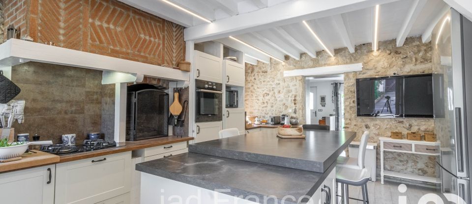 Maison 8 pièces de 220 m² à Mézières-sur-Seine (78970)